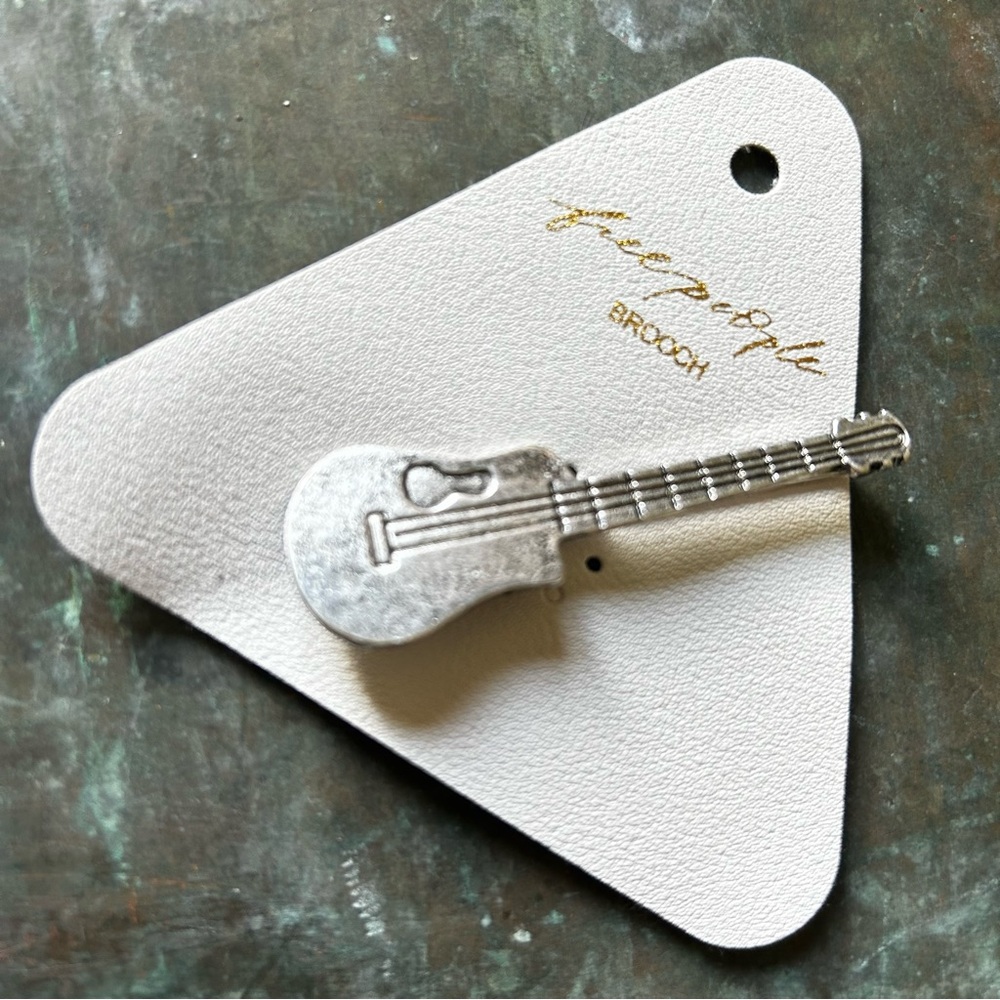 Iron/zinc distressed guitar brooch